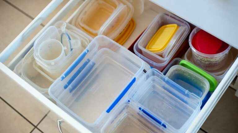Como organizar potes de plástico na cozinha
