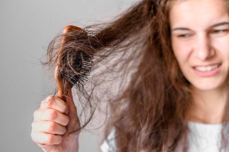 Como acabar com o frizz do cabelo e diminuir o arrepiado