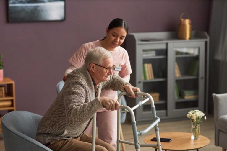 Cuidados básicos com idosos no dia a dia